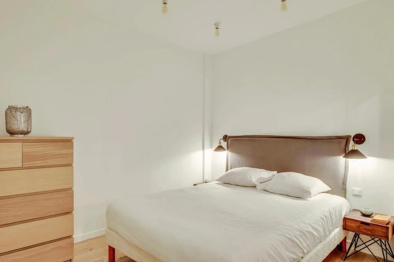 & Stylish Renovated Parisian / 6-8 Guests Apartment Paris