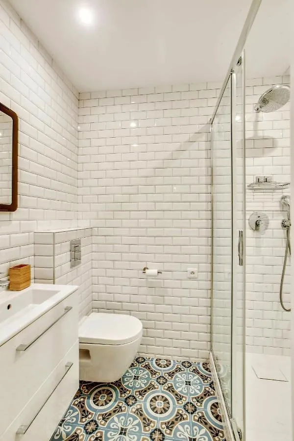 & Stylish Renovated Parisian / 6-8 Guests