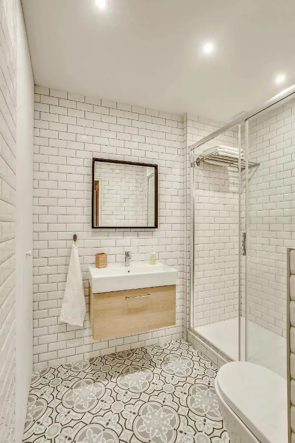 & Stylish Renovated Parisian / 6-8 Guests Apartment