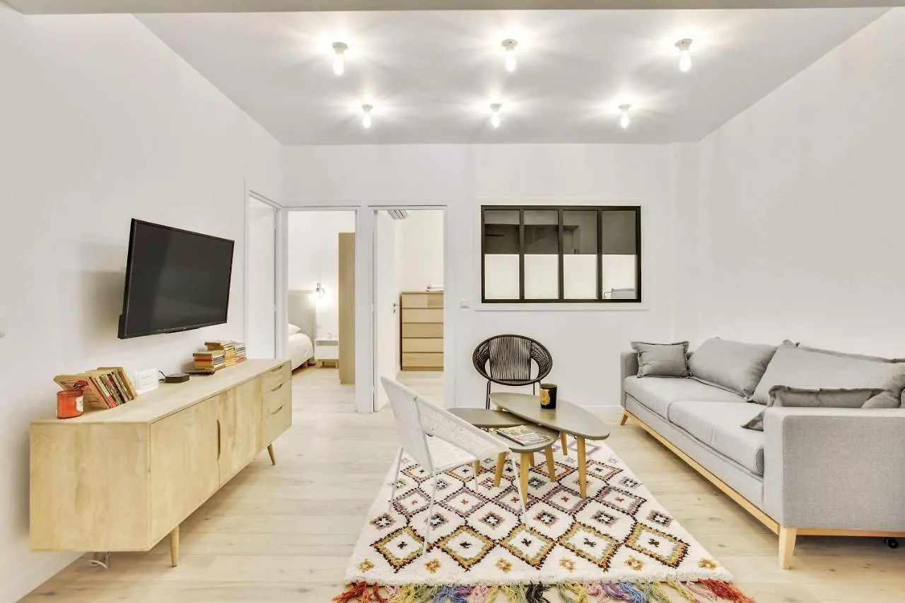 & Stylish Renovated Parisian / 6-8 Guests פריז